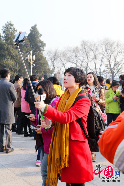 直擊兩會(huì)紅衣美女：上會(huì)女記者為什么喜歡穿紅色