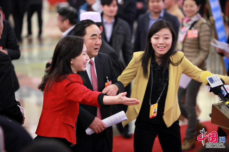 直擊兩會(huì)紅衣美女：上會(huì)女記者為什么喜歡穿紅色
