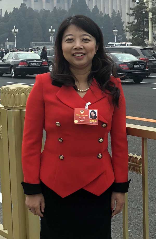 “兩會”三八節(jié)：女性代表委員關注女性權益
