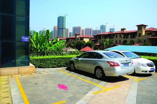 女士特權(quán)：中國商場(chǎng)推出女用加寬型停車位