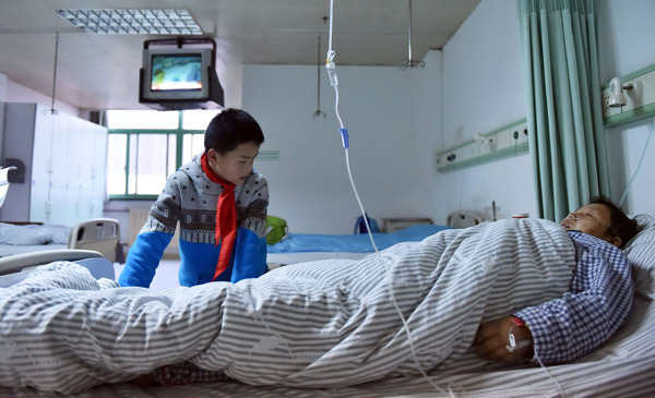 “事實(shí)孤兒”急需國家救助