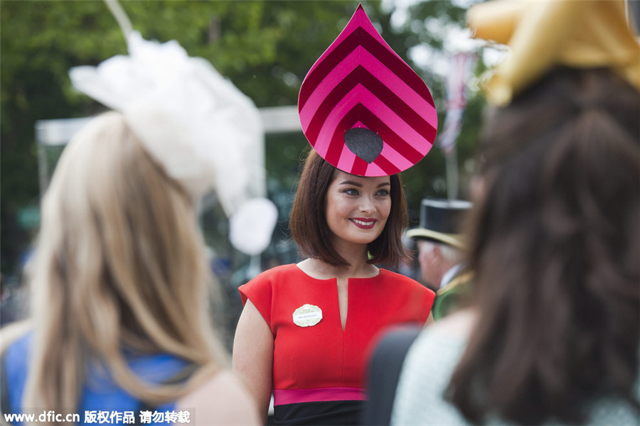 英皇家賽馬會(huì)上美帽爭(zhēng)奇斗艷