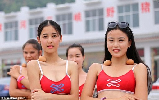 選美新玩法：鎖骨放雞蛋，反手摸肚臍