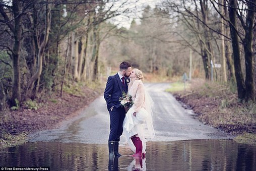 英國新人冒雨結(jié)婚 賓客蹚水赴宴