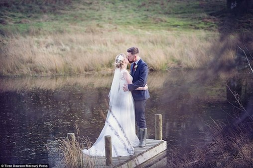英國新人冒雨結(jié)婚 賓客蹚水赴宴