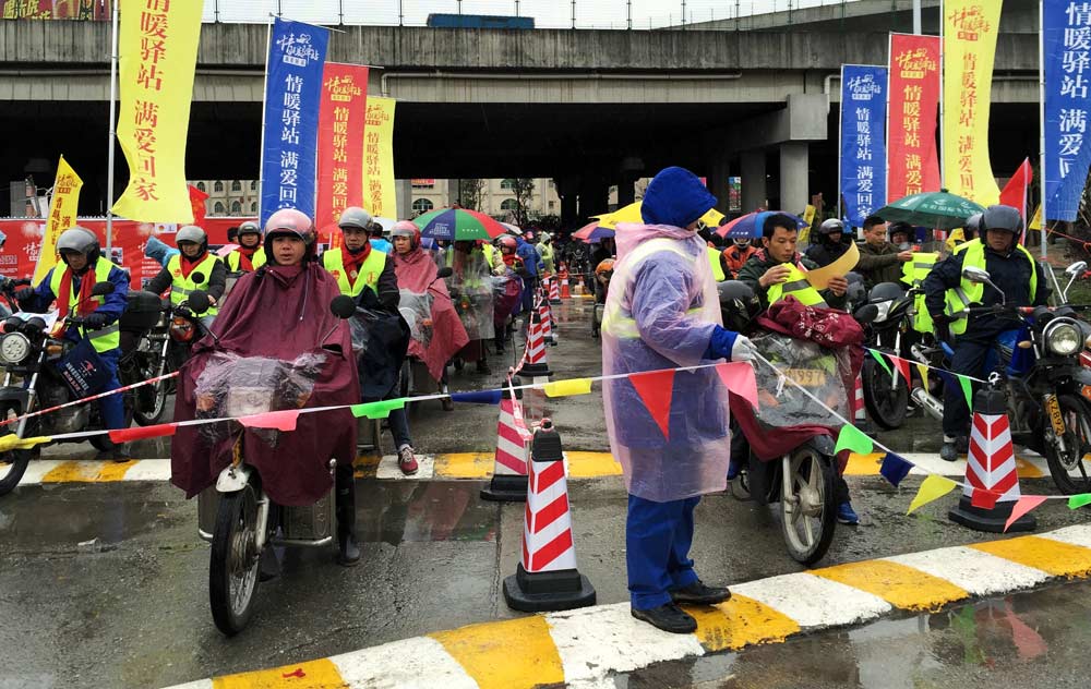 中國日報直擊全國春運(yùn)首日（組圖）