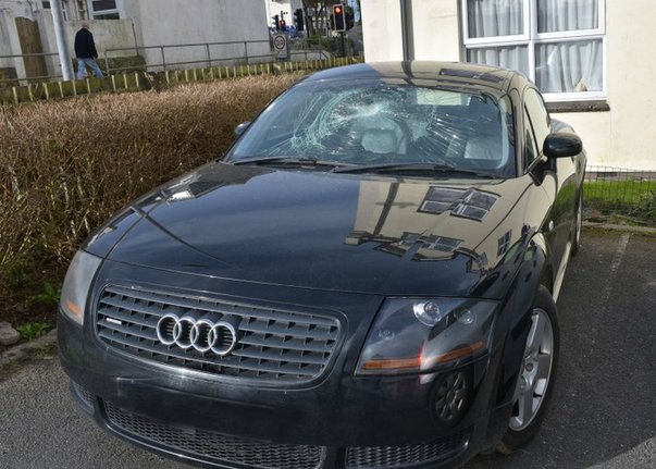 英國(guó)乞丐收工開(kāi)奧迪回家 車玻璃被砸