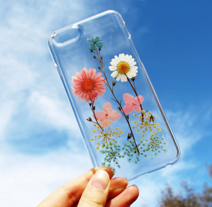 用鮮花做成的手機(jī)殼你見(jiàn)過(guò)嗎？（組圖）