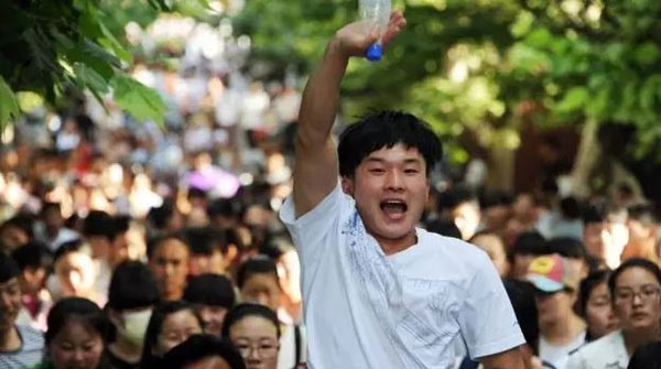 看看外媒報道中國高考的用詞，目測已被嚇壞