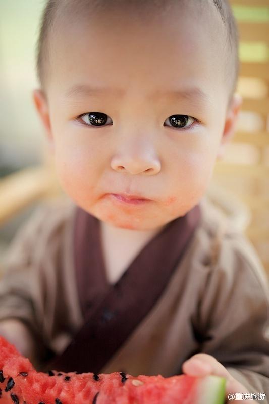2歲萌娃吆喝自家西瓜 這個(gè)“瓜娃子”要火?。ńM圖）