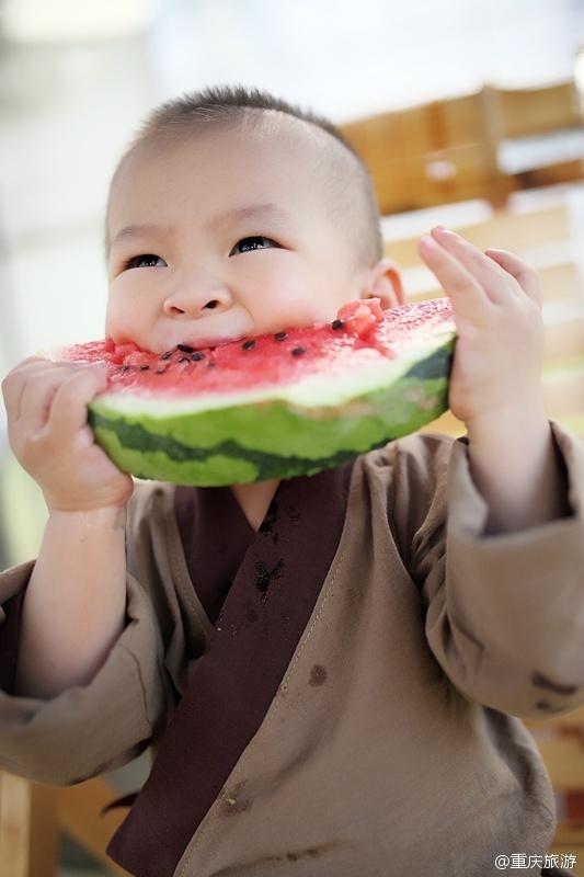 2歲萌娃吆喝自家西瓜 這個(gè)“瓜娃子”要火?。ńM圖）