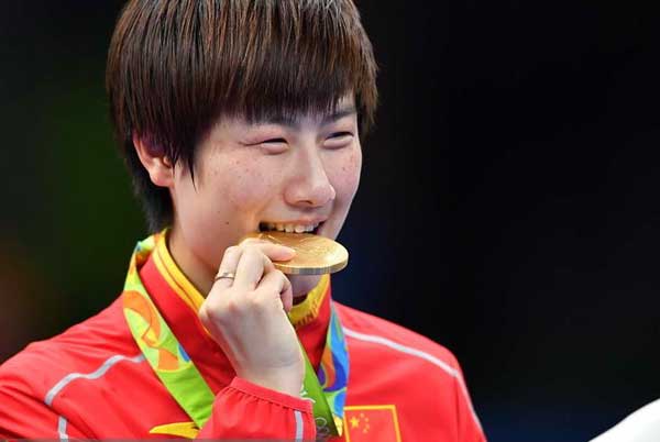 為何奧運(yùn)選手愛咬金牌？