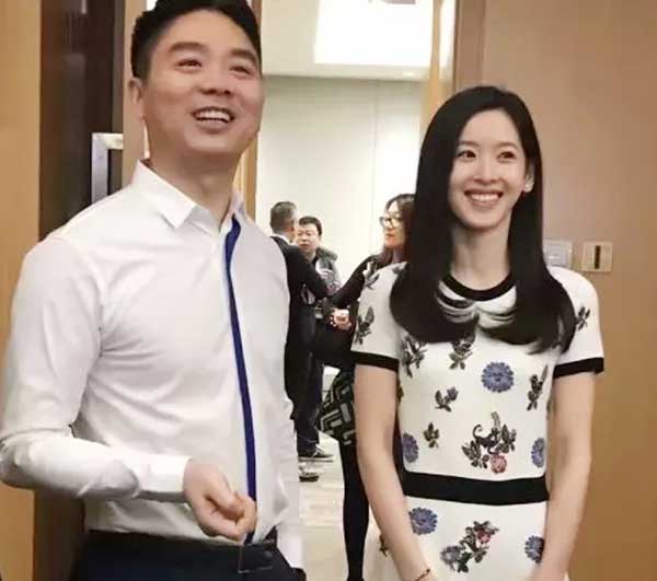 劉強東說自己“臉盲” 年會卻被奶茶妹妹4萬塊裙子搶鏡