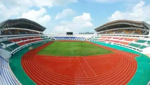“小心地滑倒”？雷人翻譯終于有人管了，國家給出公共場所英譯標(biāo)準(zhǔn)答案！