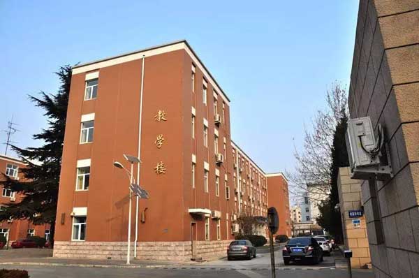 “小心地滑倒”？雷人翻譯終于有人管了，國家給出公共場所英譯標(biāo)準(zhǔn)答案！