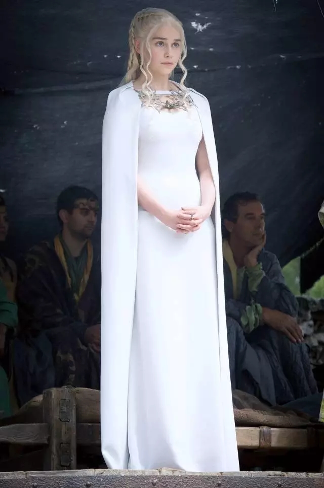 《權(quán)力的游戲》女主們的高定服裝燒到了時(shí)尚圈（組圖）