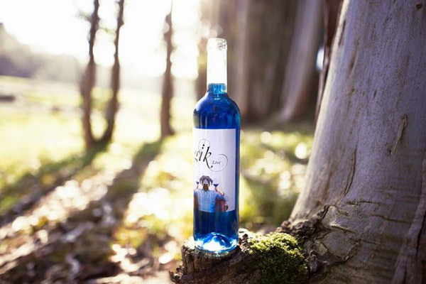 還記得藍(lán)色葡萄酒嗎？現(xiàn)在廠家把彩虹顏色都集齊了（組圖）