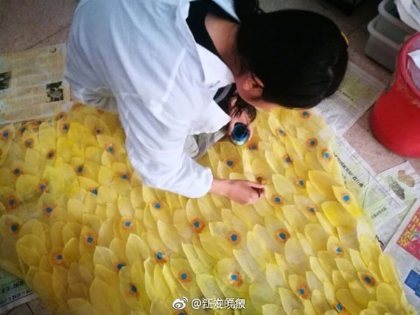 6000片樹葉做出美裙 原來他們是這么做到的！
