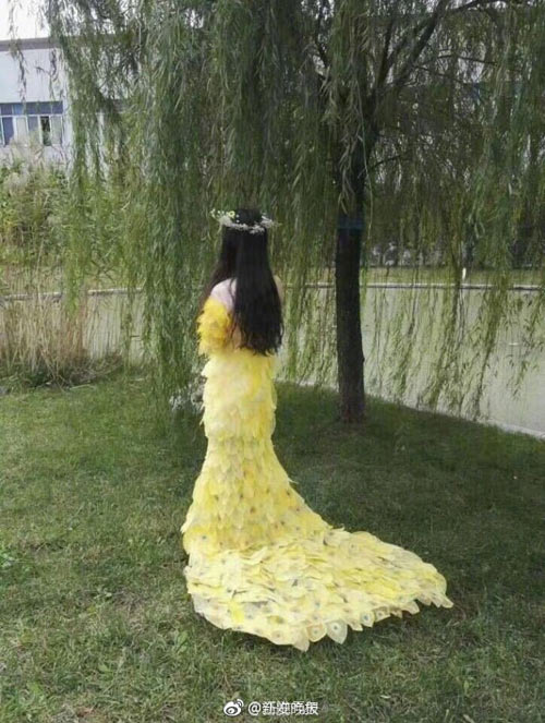 6000片樹葉做出美裙 原來他們是這么做到的！