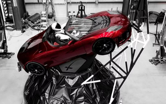 SpaceX獵鷹重型火箭首飛成功！馬斯克的特斯拉跑車上太空了