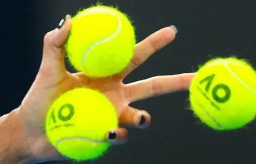 網(wǎng)球到底是黃色還是綠色？看看費(fèi)德勒怎么說(shuō)