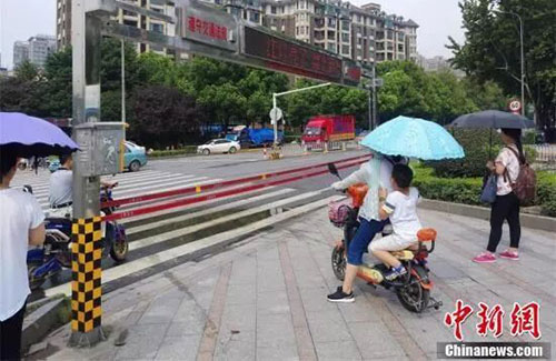 闖紅燈就被噴水霧 這款神器能治好中國(guó)式過(guò)馬路嗎？