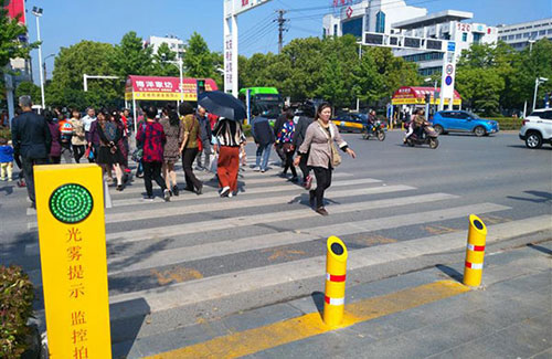 闖紅燈就被噴水霧 這款神器能治好中國(guó)式過(guò)馬路嗎？
