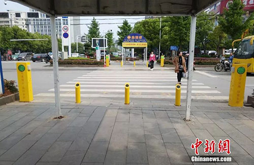 闖紅燈就被噴水霧 這款神器能治好中國(guó)式過(guò)馬路嗎？