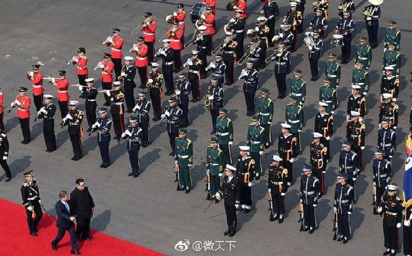歷史時刻！金正恩跨過“三八線”與文在寅握手，還帶上了冷面！