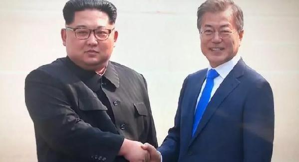 歷史時刻！金正恩跨過“三八線”與文在寅握手，還帶上了冷面！