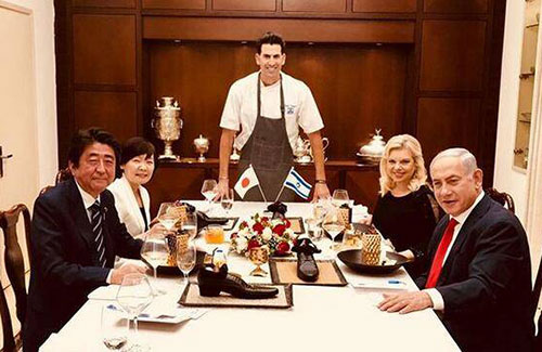 以色列總理宴請(qǐng)安倍，卻端上來(lái)一只“鞋”，日本人怒了！