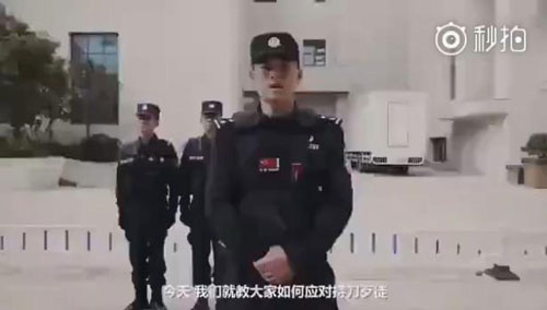 面對持刀歹徒，中國警察教的這個動作火了！老外也紛紛點(diǎn)贊