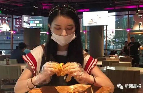 還有這種操作！上海餐廳推出代剝小龍蝦服務(wù)，你怎么看？
