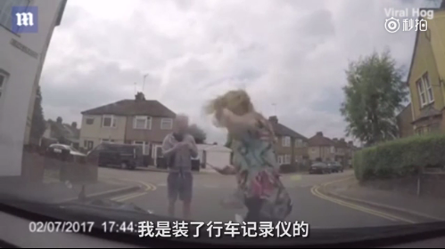 英國(guó)男子浮夸碰瓷未果！遭女車主嘲笑“傻帽”