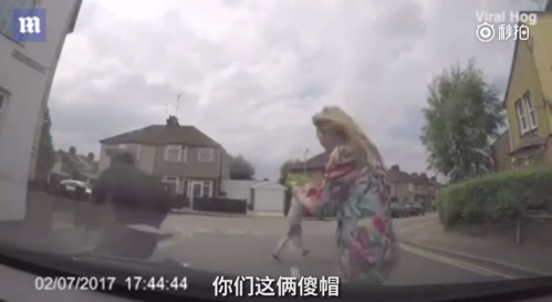 英國(guó)男子浮夸碰瓷未果！遭女車主嘲笑“傻帽”