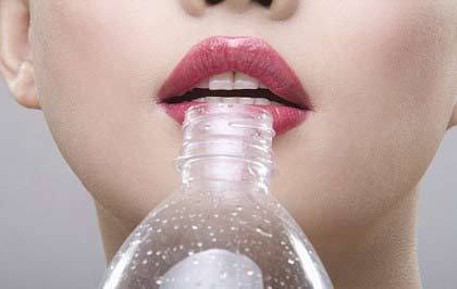 長(zhǎng)期飲用塑料瓶裝水使人“不男不女”？
