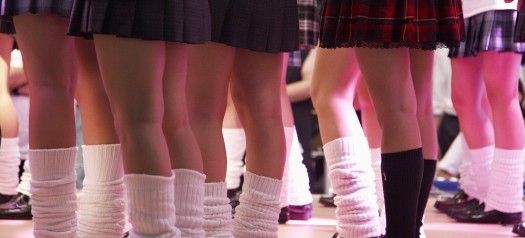 英國(guó)一所中學(xué)禁止女生穿裙子 稱(chēng)不夠淑女