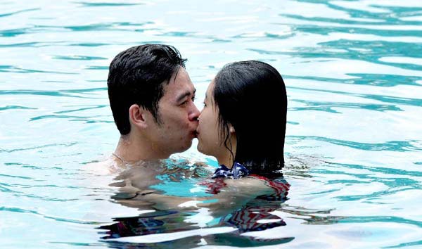 A couple get in some practice before an underwater kissing contest held in Guangzhou, Guangdong province on July 6, 2013.  Underwater kissing contest a wet affair
