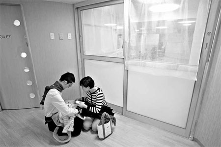 Mothers in Japan endure desperate hunt for day care