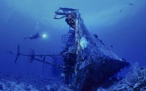 沉船遺骸 探秘不為人知的海底墳?zāi)?/></p>

<p>　　從古至今，很多出海的船沒能順利返航，他們?cè)庥隽撕ｋy并沉入海底，無數(shù)人為此喪命，大海成為了他們的水下墳?zāi)?。那些職業(yè)潛水員、潛水愛好者、搜尋寶藏的人以及水下考古學(xué)家為我們拍回了大量的沉船照片。這張照片是在紅海觸礁沉沒的英國(guó)SS Carnatic號(hào)底部的樣子。當(dāng)時(shí)，這艘船上的31名船員葬身大海。</p>
</p>
</div>
</div>

<div   class=