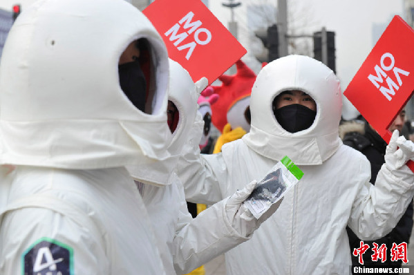 山西街頭現(xiàn)“太空人” 向民眾發(fā)放PM2.5口罩