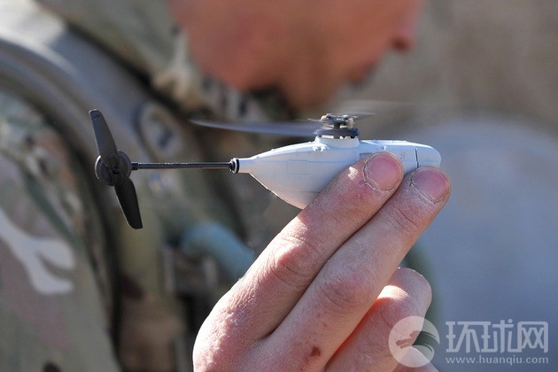 高清：世界最小無人機(jī)亮相 駐阿英軍成首批使用者