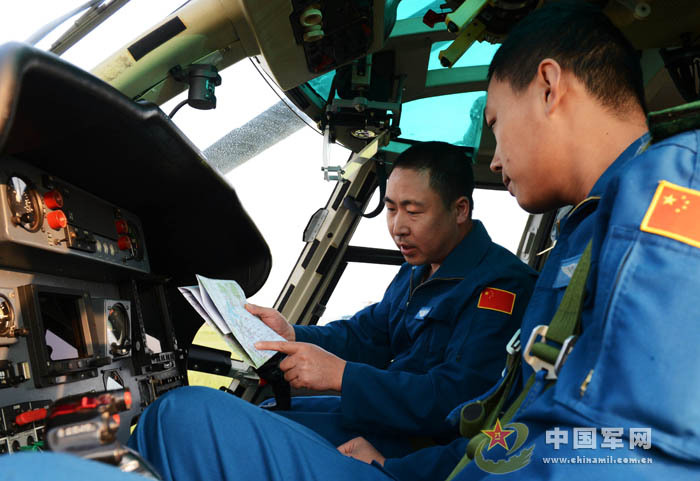 我軍赴俄參演戰(zhàn)機首訓 飛行員頭盔涂豹頭圖案