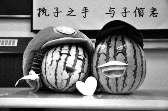 學(xué)生軍訓(xùn)西瓜君走紅網(wǎng)絡(luò) 賣萌搞笑惹人愛(組圖)