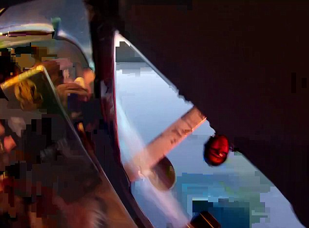 美兩飛機(jī)空中相撞 9人跳傘逃生