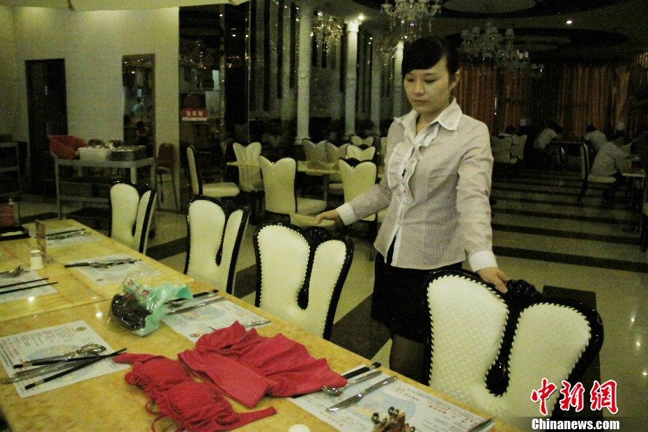 長(zhǎng)沙“比基尼餐廳”服務(wù)員復(fù)穿工作制服