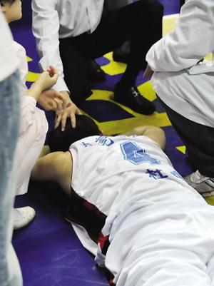 肘擊、揮拳 中美籃壇同遭暴力