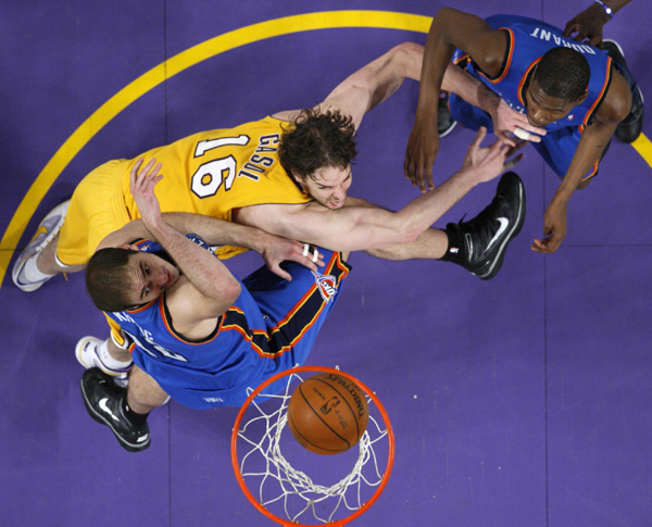 NBA：科比父母與眾明星現(xiàn)場(chǎng)助陣 湖人主場(chǎng)輕取雷霆