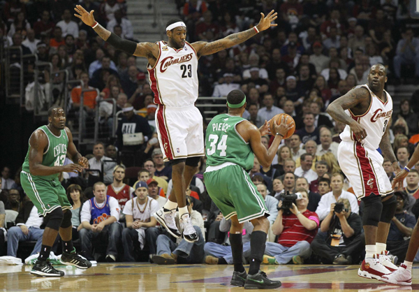 NBA：詹姆斯如同夢(mèng)游騎士慘敗32分 綠衫軍3:2領(lǐng)先