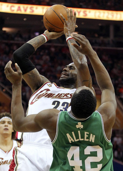 NBA：詹姆斯如同夢(mèng)游騎士慘敗32分 綠衫軍3:2領(lǐng)先